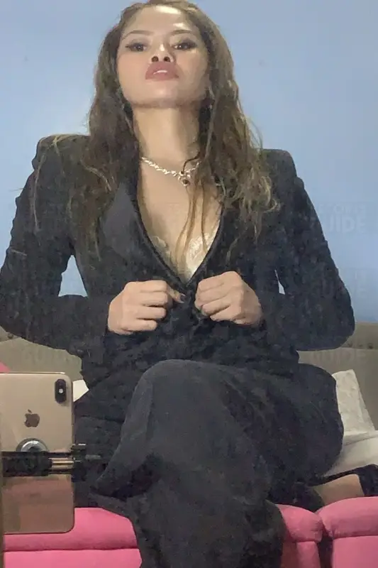 JESSICA LIKES to PLAY, SHES ON Vcall
