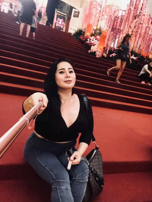 CHUBBY PRETTY WOMAN