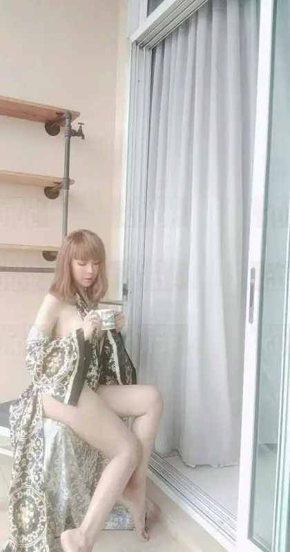 Lina Slim and Experience escort