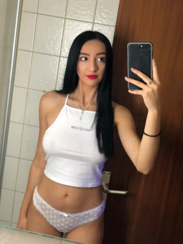 Escortgirl Lora