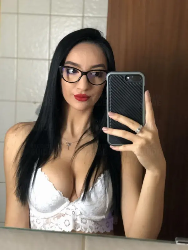 Escortgirl Lora