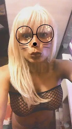 C'est moi la maîtresse suceuse de sperme !