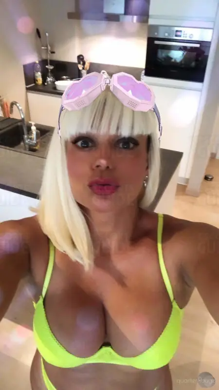 C'est moi la maîtresse suceuse de sperme !