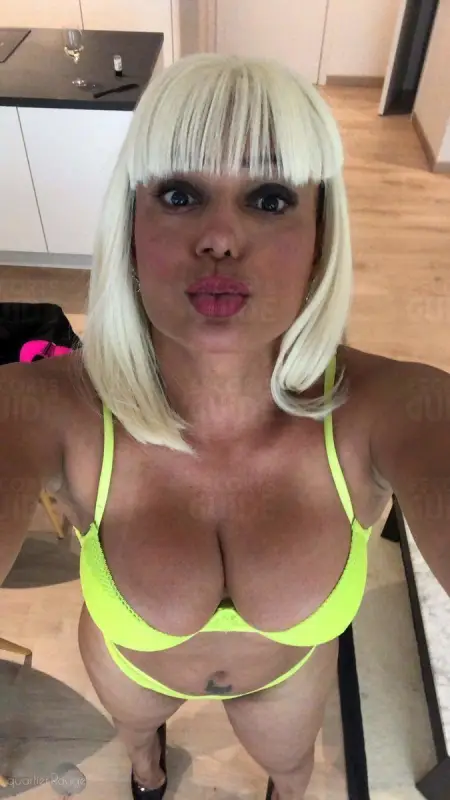C'est moi la maîtresse suceuse de sperme !