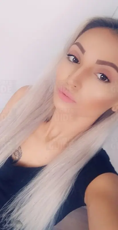 Eva jolie blonde sur Liège. Des retours a LIEGE
