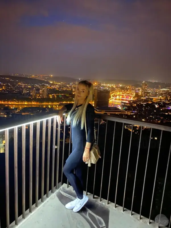 Eva jolie blonde sur Liège. Des retours a LIEGE