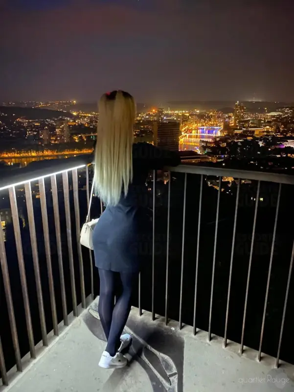 Eva jolie blonde sur Liège. Des retours a LIEGE