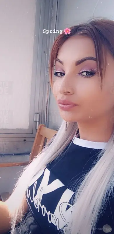 Eva jolie blonde sur Liège. Des retours a LIEGE