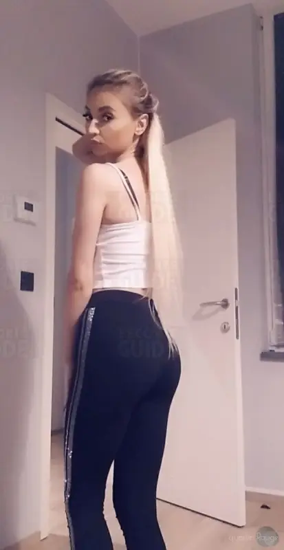 Eva jolie blonde sur Liège. Des retours a LIEGE