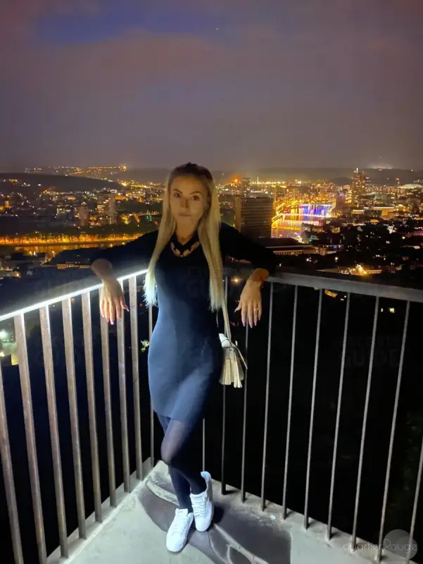 Eva jolie blonde sur Liège. Des retours a LIEGE